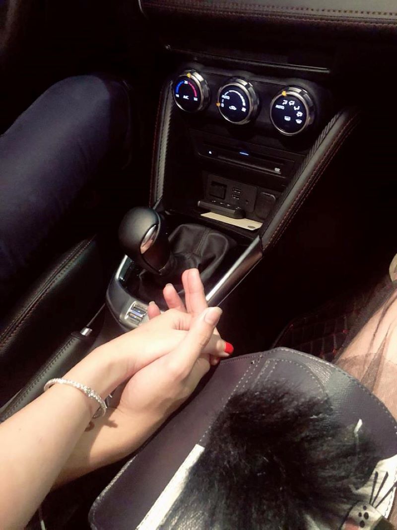 Nắm tay lãng mạn trên xe của cặp đôi