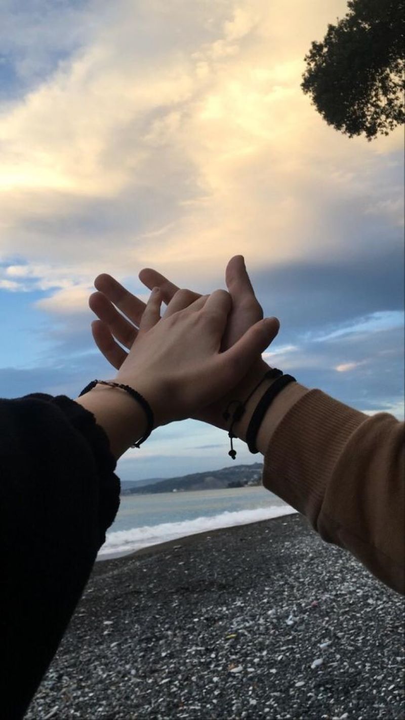 Nắm tay cùng dạo biển