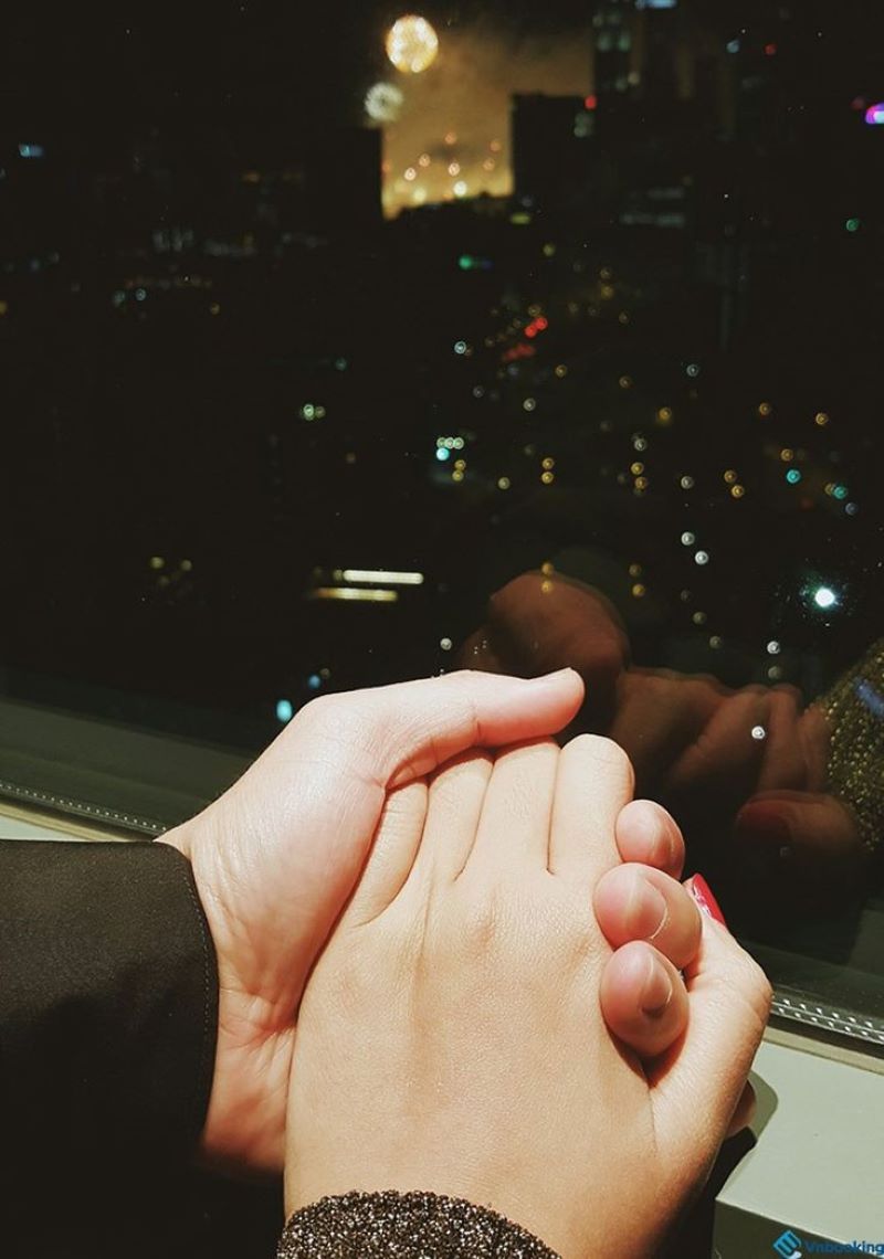 Nắm tay trên tòa nhà cao tầng của các cặp đôi