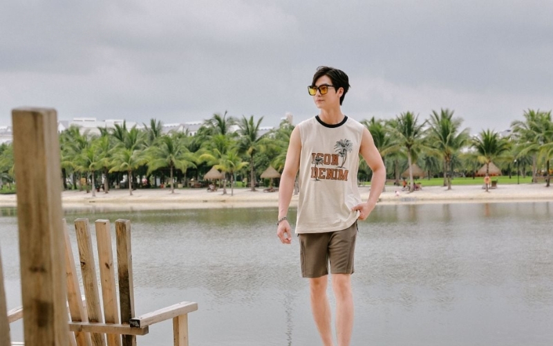 Phối quần short linen với áo thun họa tiết